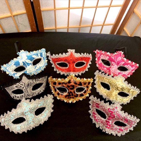 GOLD MARDI GRAS MASK NWT - Picture 3 of 4